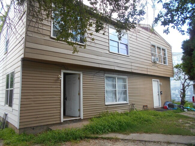 Building Photo - 1228 - 1226 5th Ave N