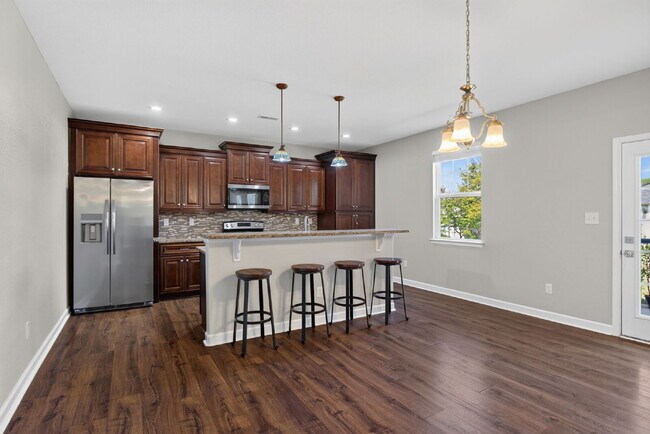 Foto del edificio - "Spacious 5-Bed featuring TWO PRIMARY SUITES with a beautiful backyard oasis in Norfolk!"