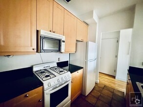 Building Photo - large rent stabilized one bedroom with pri...