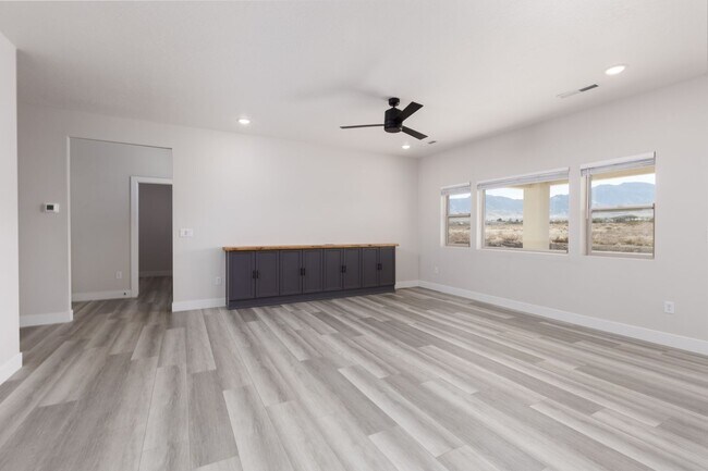 Building Photo - Newer Home in Shadow Ridge