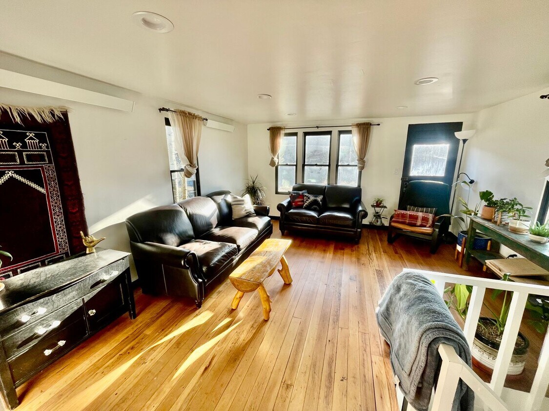 Primary Photo - Main St! Storage and Parking! 20 minute dr...