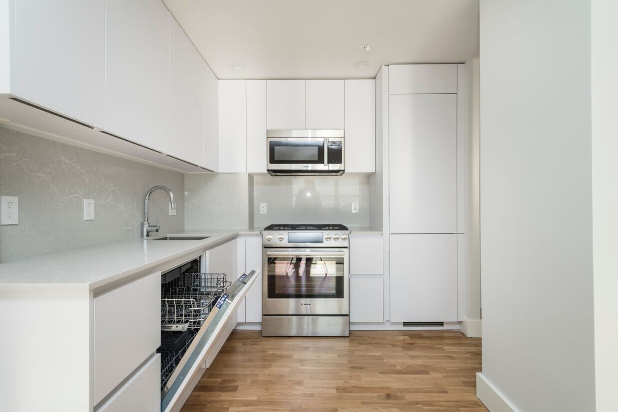 SOUTHIEEE - 2 bed - NO BROKER FEE - SOUTHIEEE - 2 bed - NO BROKER FEE