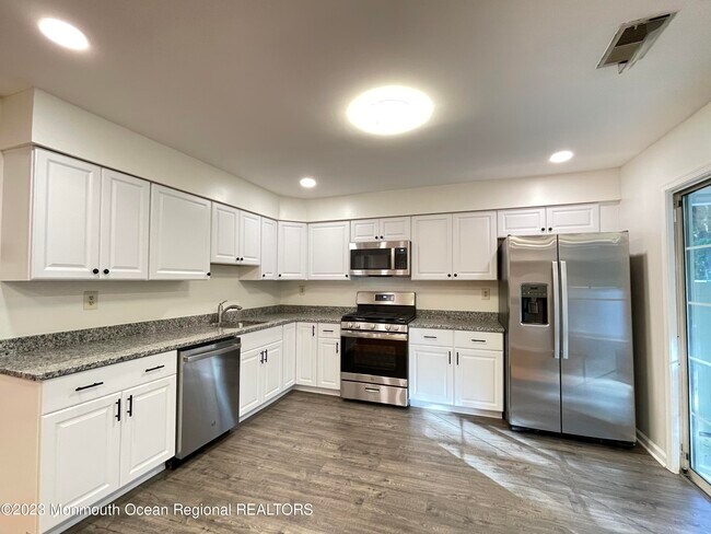 Building Photo - 240 Teasdale Pl