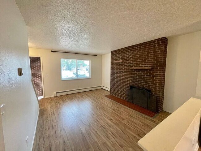 Building Photo - Beautiful 2 Bedroom Town Home!