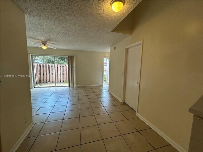 Foto del edificio - 1401 Cypress Way W