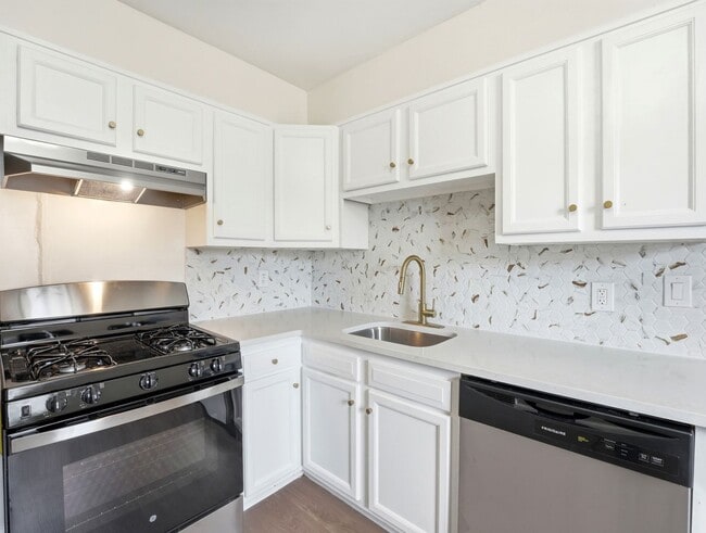 Fully Renovated Rental with Designer Kitchen, Modern Bath & Bonus Spaces – Stratford, NJ - Fully Renovated Rental with Designer Kitchen, Modern Bath & Bonus Spaces – Stratford, NJ House