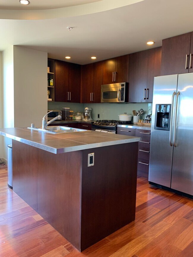 Building Photo - Stunning 1 Bedroom Condo in the Heart of Downtown/South Lake Union!