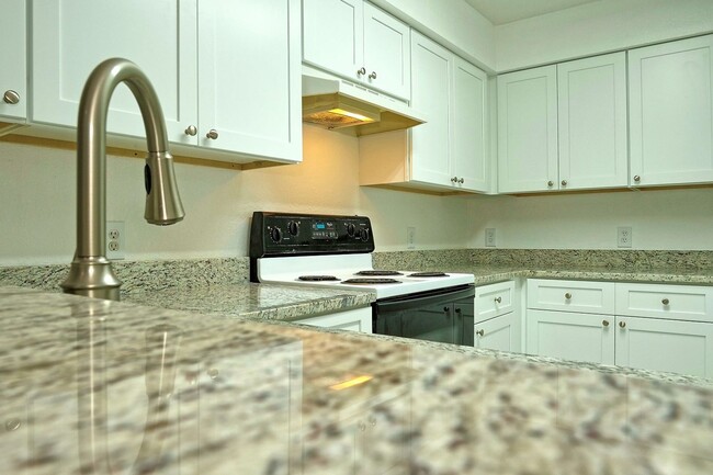 Building Photo - Beautifully Updated and Spacious 1 Bedroom...