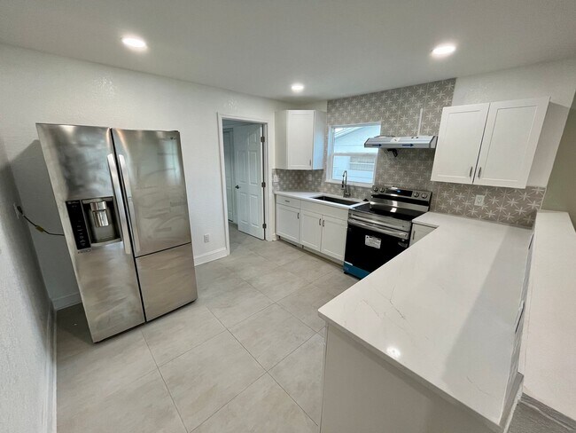 Building Photo - Beautifully remodeled 2/1 home in the hear...