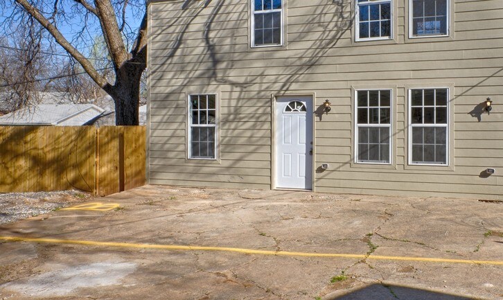Primary Photo - 2357 W Park Pl