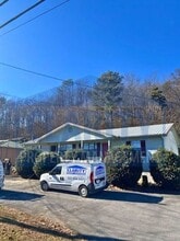 Building Photo - 3014-3016 Blue Springs Rd