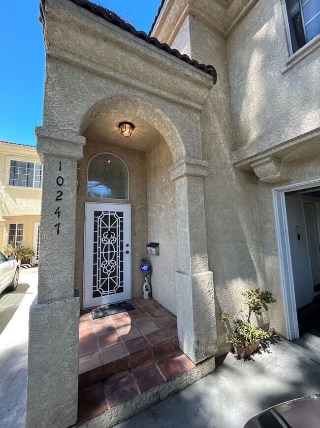 Building Photo - AVAILABLE NOW! 3BR w/upgraded kitchen, ope...