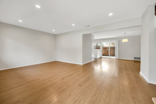 Foto del edificio - Spacious 4-Bedroom, 2.5-Bath Townhouse Clo...