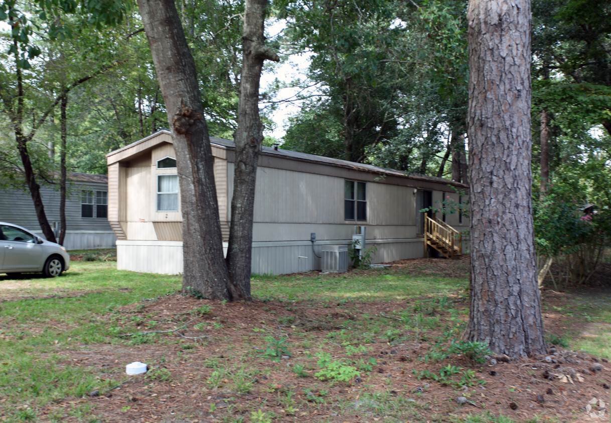Building - K & M Mobile Home Park