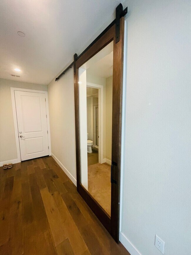 Building Photo - Gorgeous 3 bed/3 full bath Townhome  in Davis