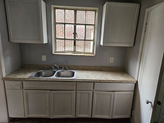 Building Photo - 10848 Lakepointe St