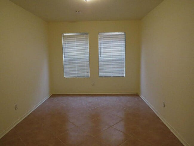 Foto del edificio - 16342 Blue Rock Springs Dr