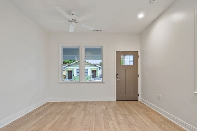 Foto del edificio - Newly renovated 2BD/2.5BA with off street parking and private yard.