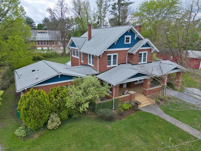 Building Photo - Spacious Living in a Prime Christiansburg Location