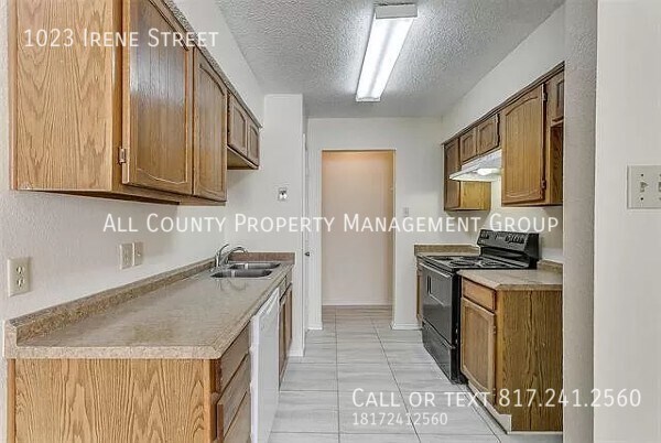 Foto del edificio - Available Now- Thoughtfully Updated Duplex...