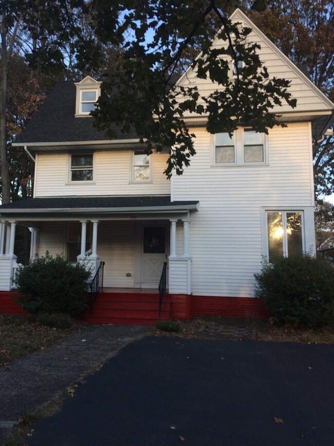 Building Photo - 591 Washington Ave