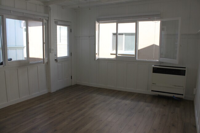Foto del edificio - 614 W Balboa Blvd