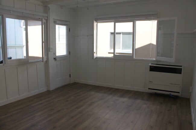 Building Photo - 614 W Balboa Blvd