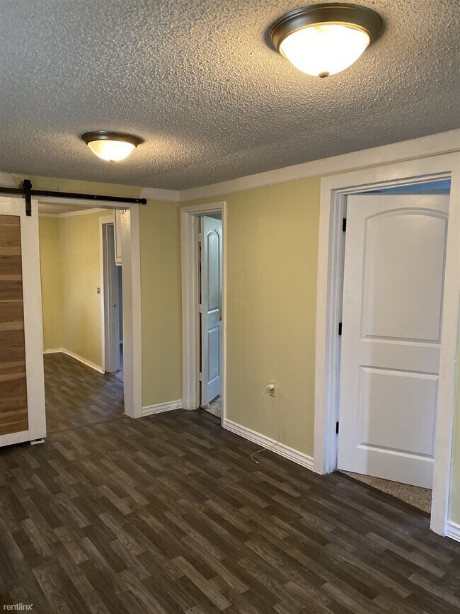 Building Photo - 2 br, 1 bath House - 1005 Country Club Road