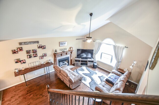 Building Photo - Pet Friendly Three Bedroom!