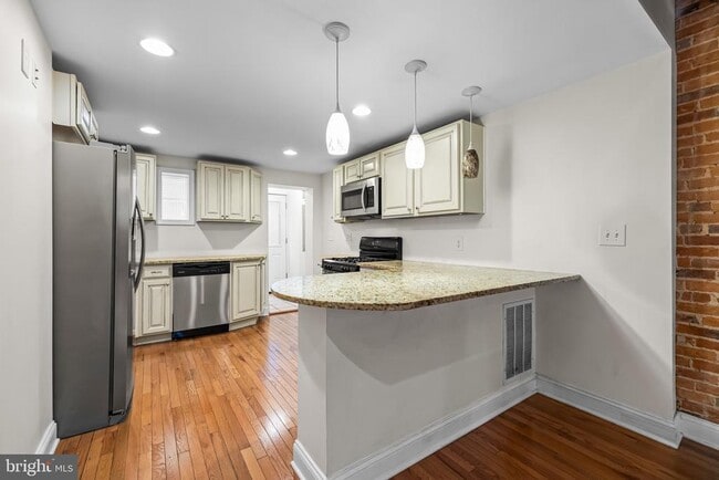 Building Photo - 1511 E Clement St