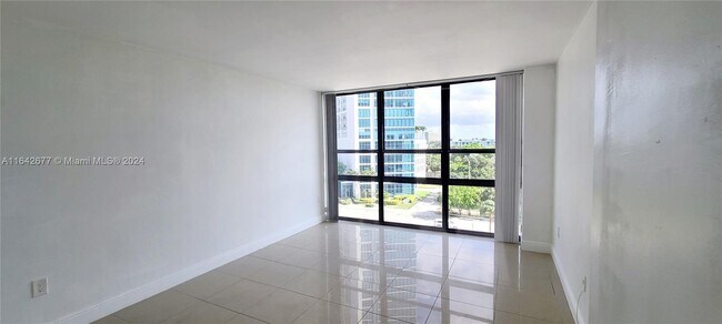 Foto del edificio - 600 NE 36th St