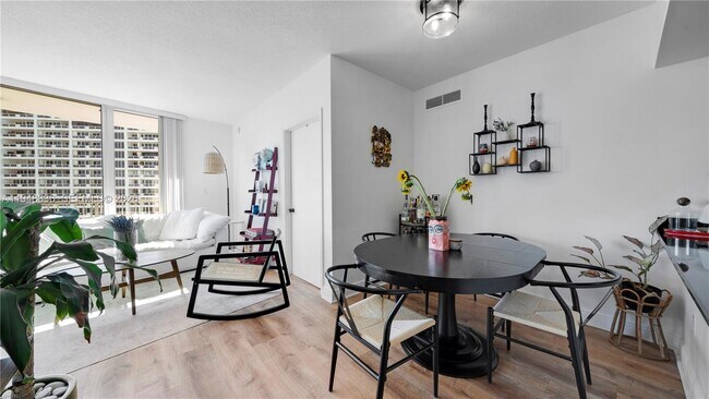 Building Photo - 1750 N Bayshore Dr