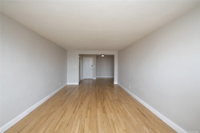 Foto del edificio - 66-01 Burns St