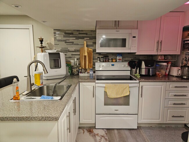 Photo du bâtiment - Amazing 2 BED 1 BATH BASEMENT UNIT IN HAMILTON MOUNTAIN