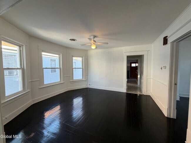 Foto del edificio - 830 Hampton Ave