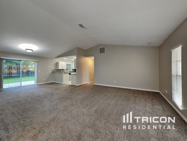 Foto del edificio - 823 Balsamwood Ln