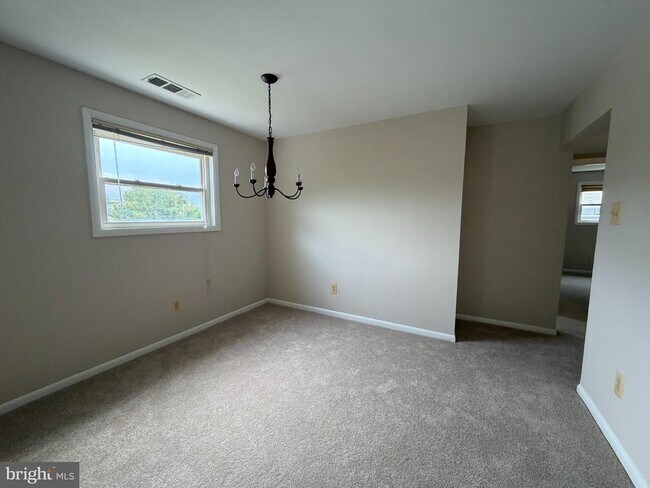 Building Photo - 17 Warren Lodge Ct