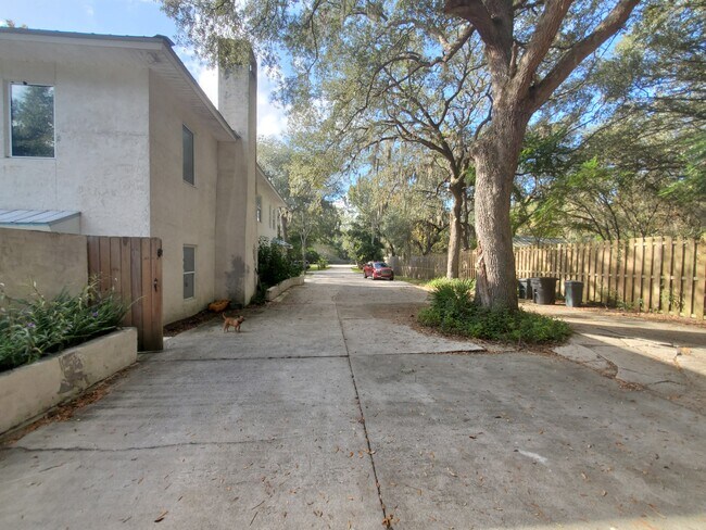 Mucho estacionamiento - 6542 Sherry Ln