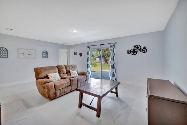 Foto del edificio - 3189 SW Curcuma St