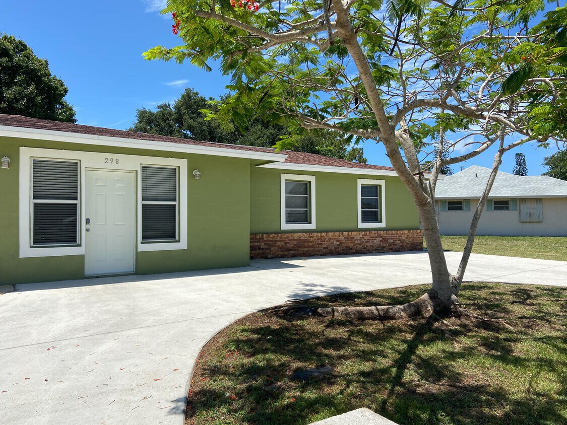 298 NE Surrey St, Port Saint Lucie, FL 34983 House for Rent in Port