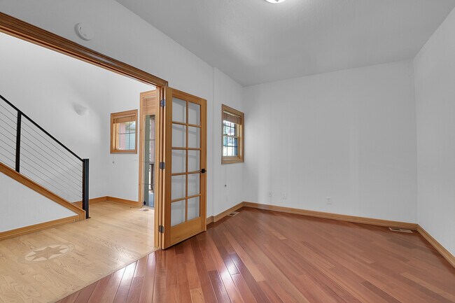 Building Photo - 556 Ridgeside Dr