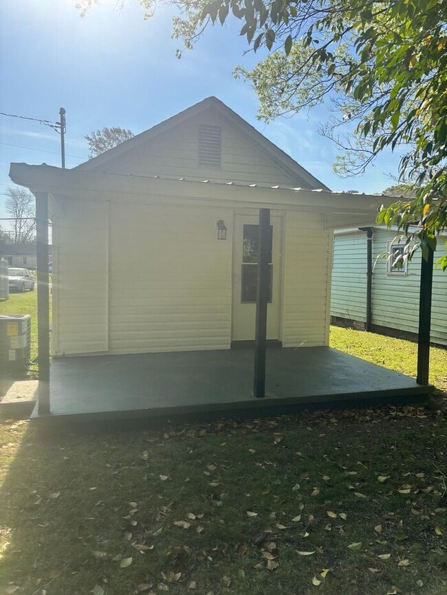 Building Photo - 2 Bedroom 1 Bath