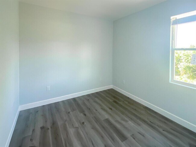 Foto del edificio - 13259 Blytheville Ave