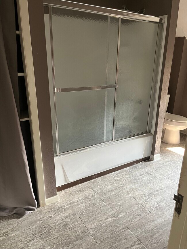 Baño completo con bañera y ducha. - 725 W 3rd St