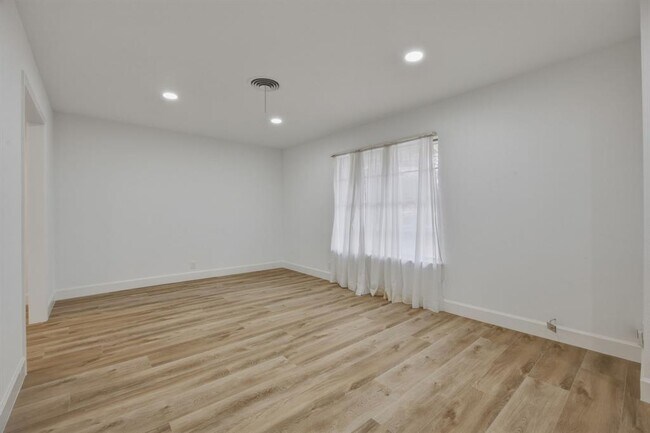 Building Photo - 1705 Elmhurst Dr