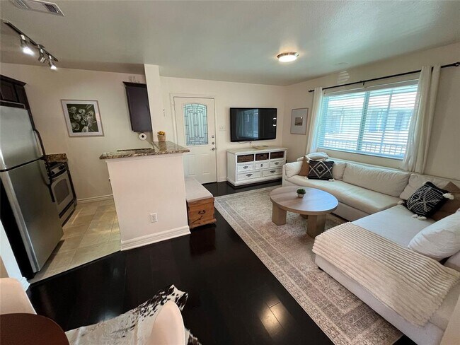 Foto del edificio - 1307 Norwalk Ln