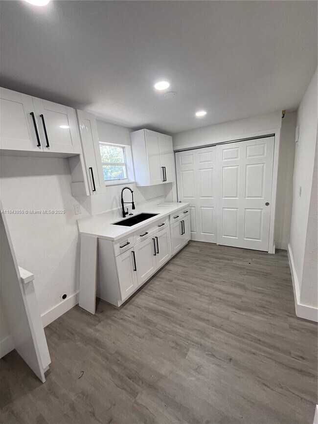 Foto del edificio - 4011 SW 27th St
