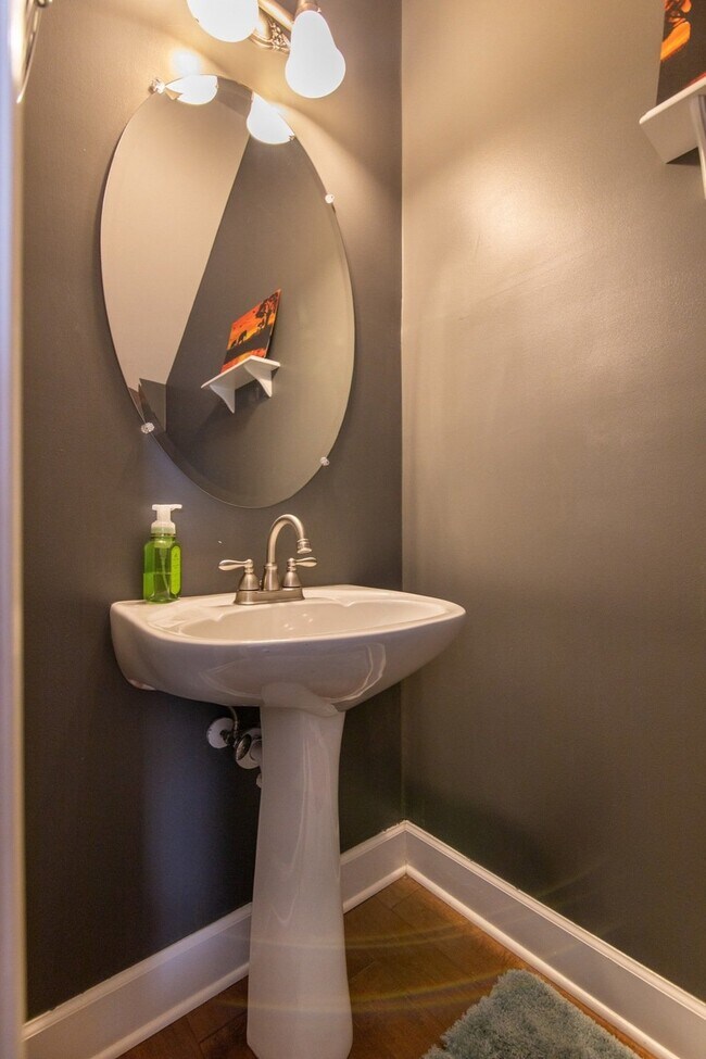 Foto del edificio - 7031 Sunnywood Dr