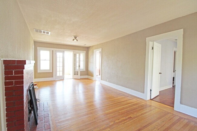 Building Photo - Wonderful 3 Bd/2Ba Family Home in Glenview...