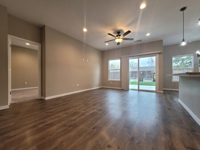 Foto del edificio - 1353 Molly Ave